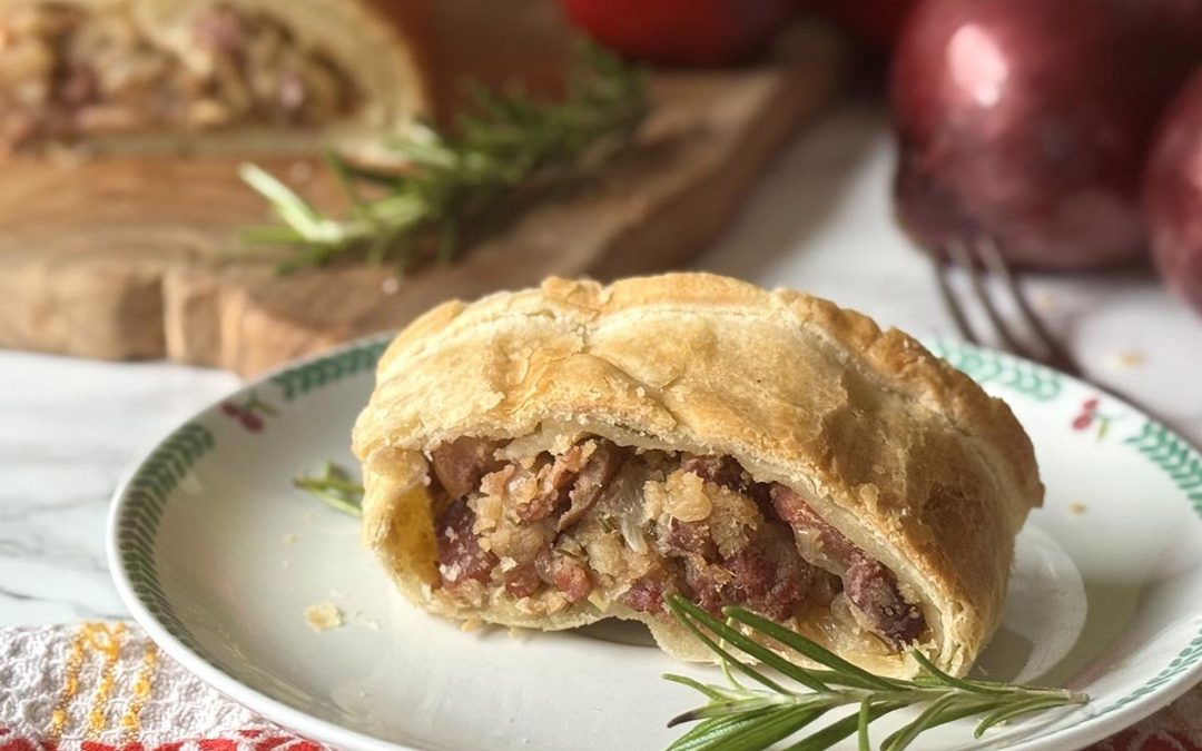 Strudel salé aux pommes avec speck et oignons