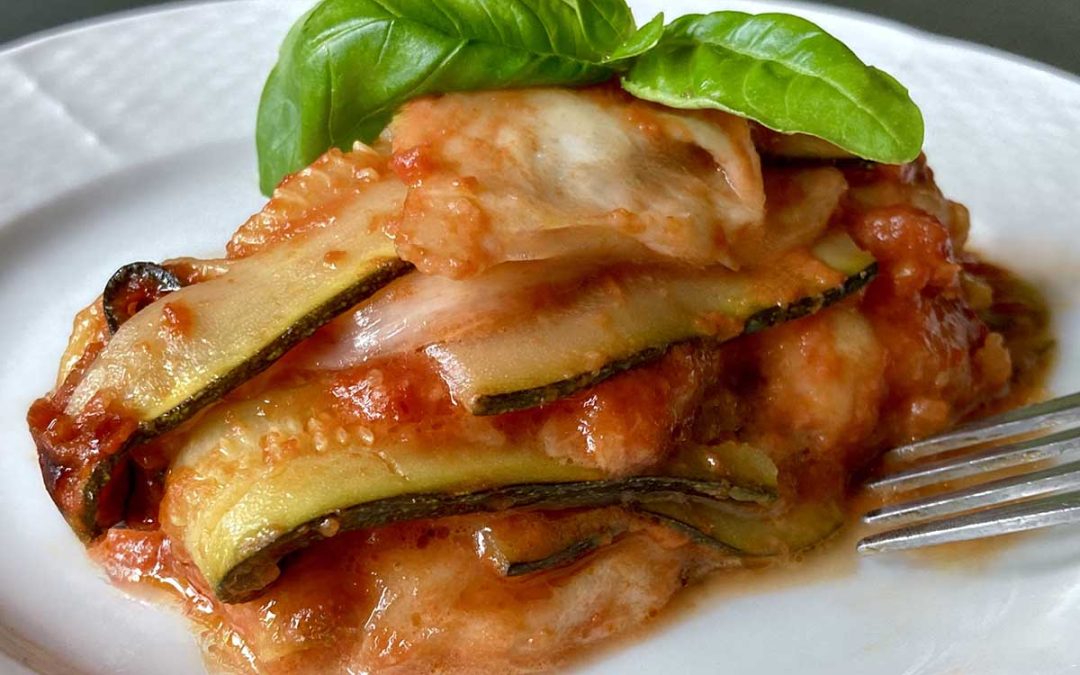 Zucchini Parmigiana (courgettes italiennes cuites au four avec tomates et fromage)