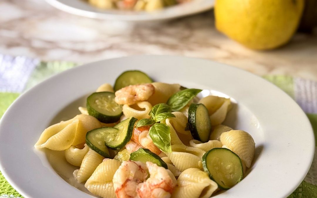 Salade de pâtes aux crevettes, courgettes et citron