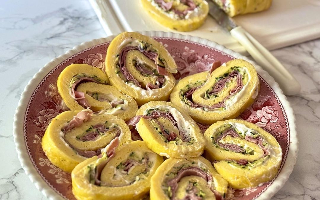 Rouleau de frittata avec jambon, courgettes et roquette