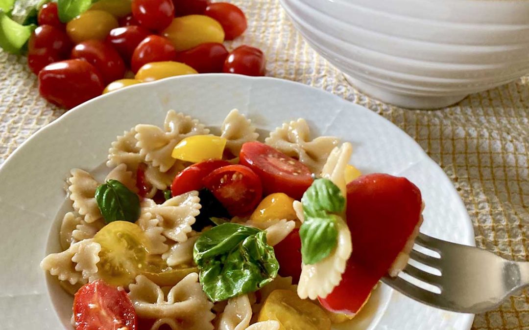 Salade de pâtes farfalle aux tomates cerises et au basilic