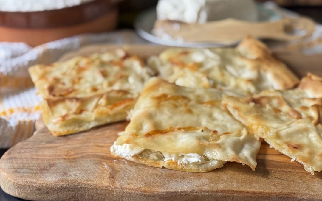 Focaccia di Recco (pain plat italien farci au fromage)