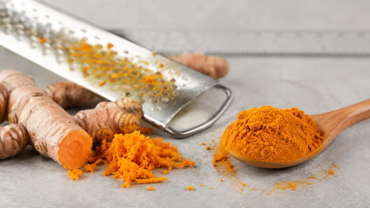 Comparaison rhizome de curcuma frais râpé et curcuma en poudre avec équivalence
