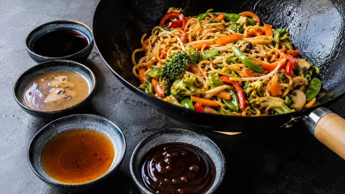 Quatre sauces de remplacement autour d’un wok de nouilles