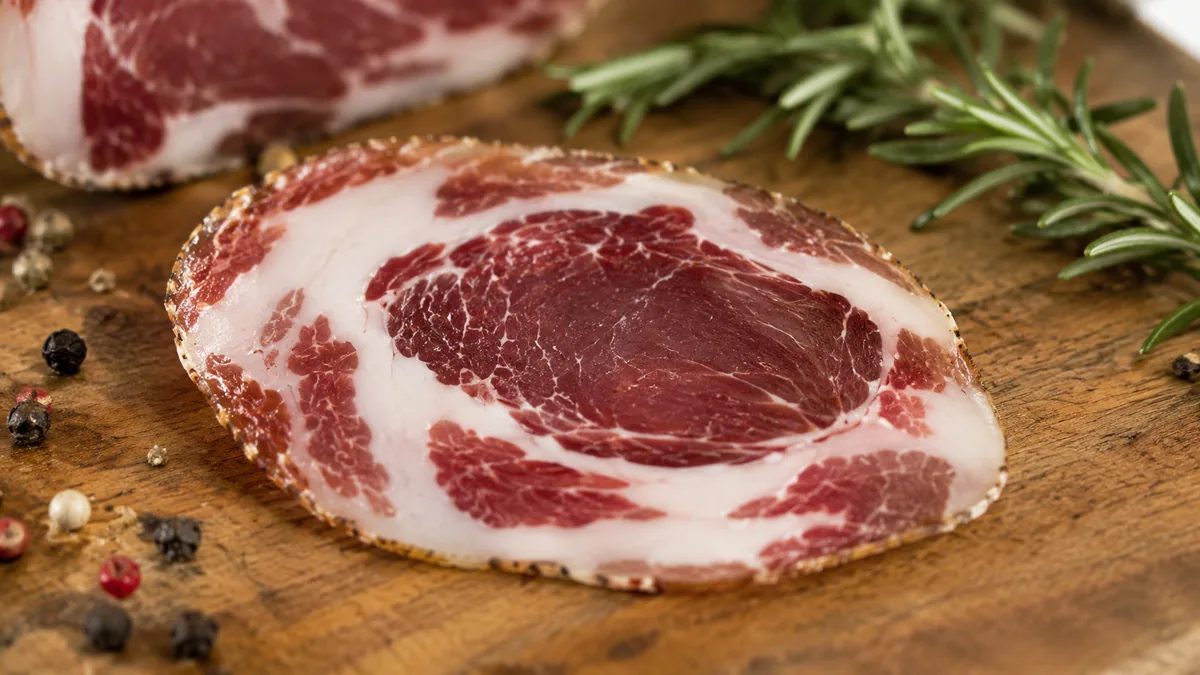 Tranche de pancetta coppata avec cœur de coppa rouge visible